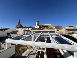 Instalación de Techo Móvil de Cristal en Benamejí: Tu Terraza, Disfrutable los 365 Días