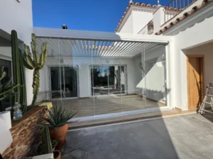 Cortina de Cristal y Pérgola Bioclimática en Sevilla